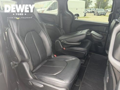 Used 2025 Chrysler Pacifica Select FWD image 35