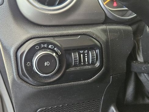 Used 2019 Jeep Wrangler Unlimited Sahara image 23