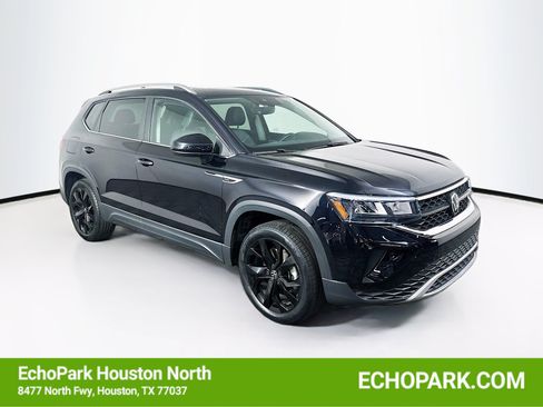 Used 2023 Volkswagen Taos SE w/ Panoramic Sunroof Package FWD image 1