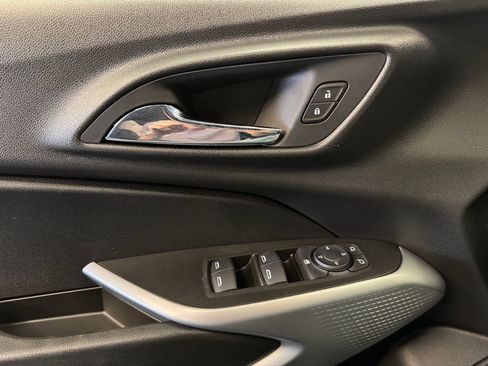 Used 2025 Chevrolet Trax RS FWD image 19