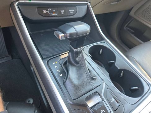 Used 2025 Kia Carnival FWD image 30