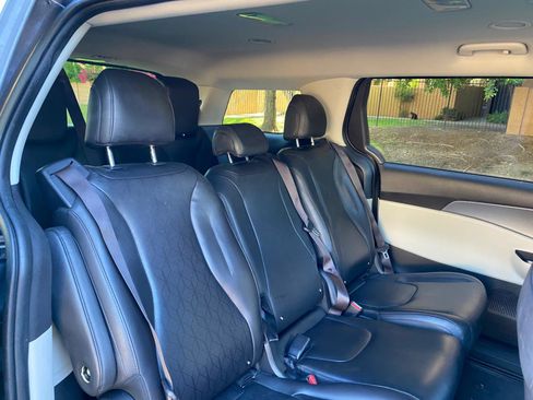 Used 2022 Kia Carnival LX FWD image 48