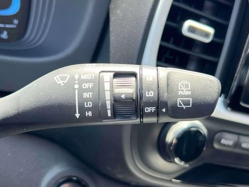 Used 2025 Hyundai Venue Limited FWD image 29
