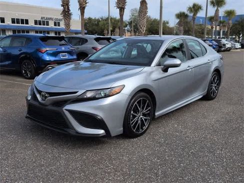 Used 2024 Toyota Camry SE image 4