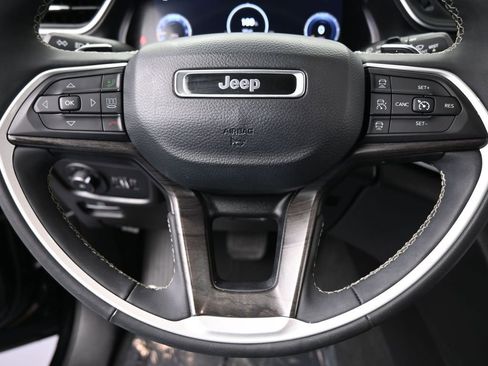 Used 2023 Jeep Grand Cherokee Limited w/ Black Appearance Package image 31