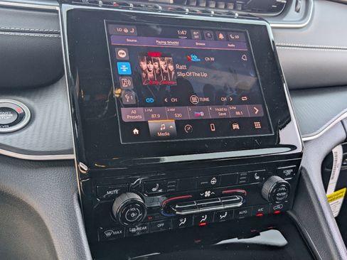 Used 2025 Jeep Grand Cherokee Laredo X w/ Luxury Tech Group I image 19