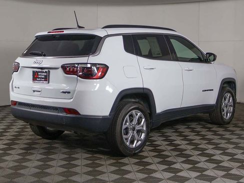 Used 2025 Jeep Compass Latitude AWD/4WD image 8