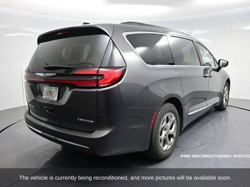 Used 2023 Chrysler Pacifica Limited image 4