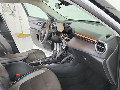 Used 2025 Chevrolet TrailBlazer LT FWD image 25
