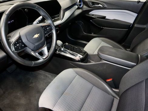 Used 2025 Chevrolet Trax LT w/ LT Convenience Package FWD image 23