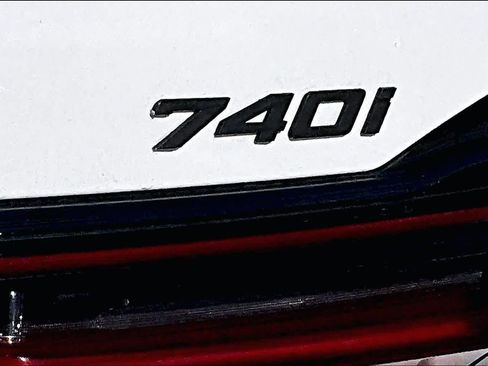 Used 2022 BMW 740i w/ M Sport Package image 9