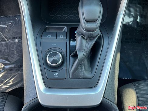 Certified 2025 Toyota RAV4 LE AWD/4WD image 31
