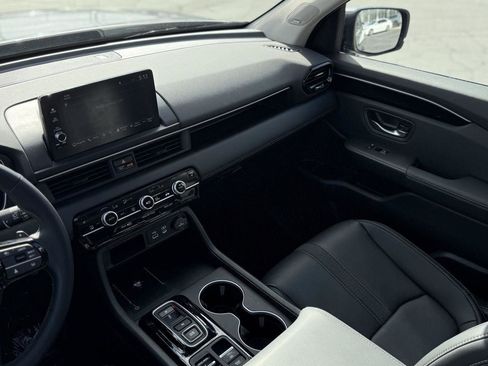 Certified 2025 Honda Pilot Touring image 31