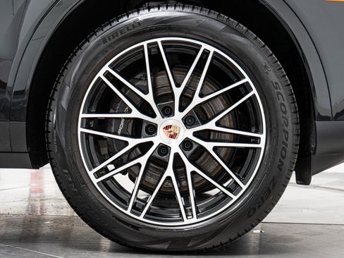 Used 2025 Porsche Cayenne AWD/4WD image 44