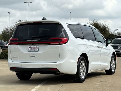 New 2026 Chrysler Pacifica Select image 8