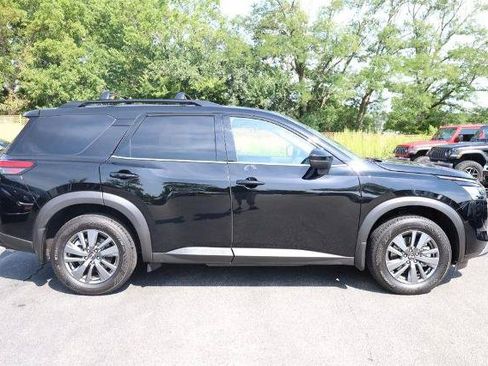 Certified 2025 Nissan Pathfinder SV w/ SV Premium Package FWD image 5
