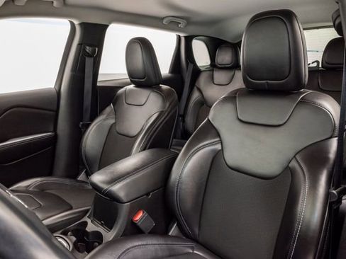 Used 2019 Jeep Cherokee Latitude Plus FWD image 9