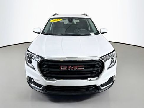 Used 2024 GMC Terrain SLE w/ Driver Convenience Package FWD image 2