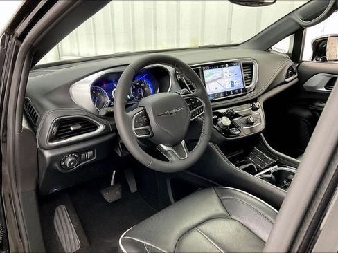 Used 2026 Chrysler Pacifica Limited FWD image 17