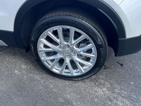 Used 2022 Cadillac XT4 Premium Luxury FWD image 33