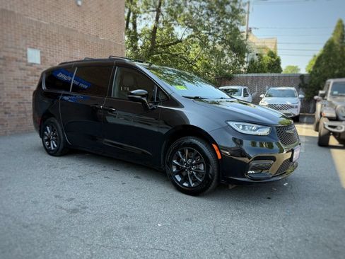 Used 2022 Chrysler Pacifica Touring-L w/ S Appearance Package AWD/4WD image 3