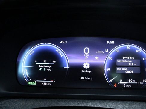 Used 2023 Toyota Crown Limited image 32