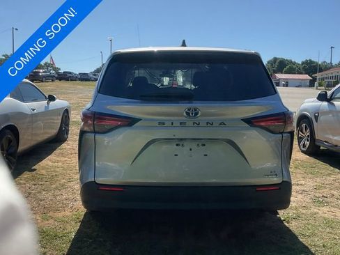 Used 2021 Toyota Sienna LE FWD image 2