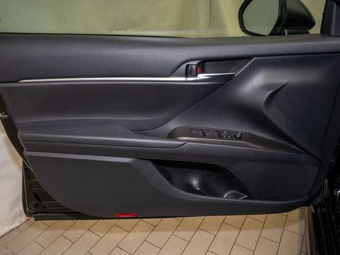 Used 2023 Toyota Camry SE image 10