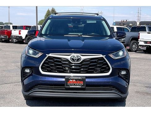Used 2021 Toyota Highlander XLE AWD/4WD image 3