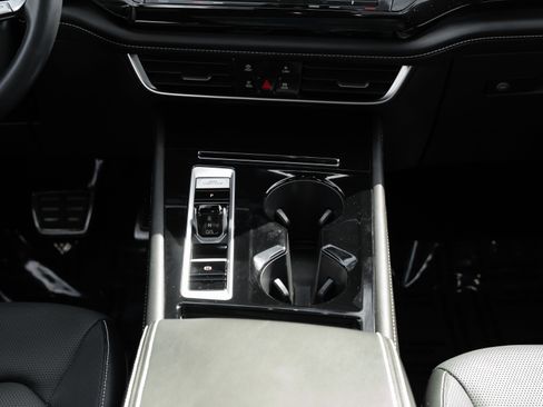 Used 2024 Volkswagen Atlas Cross Sport SEL R-Line AWD/4WD image 18