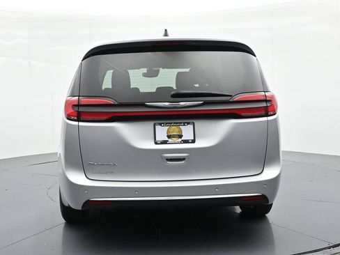 Used 2024 Chrysler Pacifica Touring-L FWD image 7