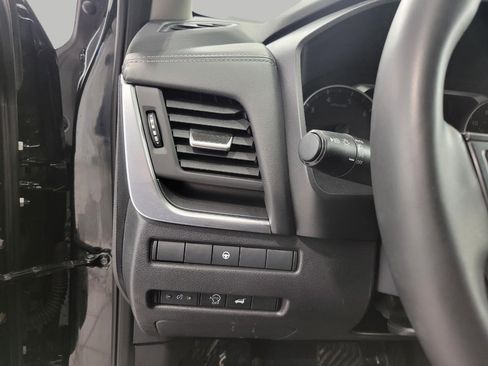 Used 2025 Nissan Rogue SV image 10