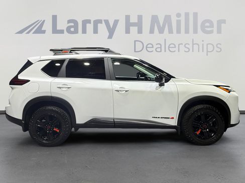 Used 2025 Nissan Rogue SV image 6