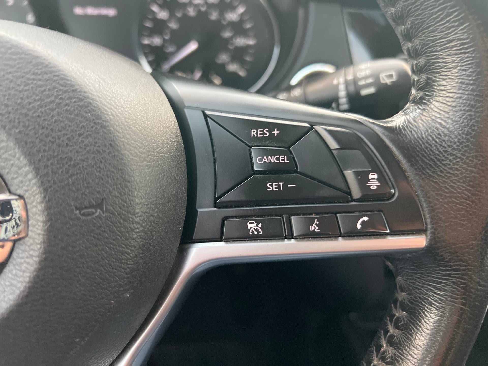 Used 2018 Nissan Rogue SV w/ Premium Package AWD/4WD image 18