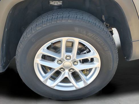 Used 2024 Jeep Grand Cherokee L Laredo image 4