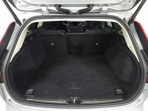 Used 2025 Volvo V60 B5 Cross Country Plus image 9