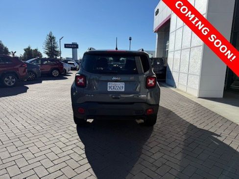 Used 2022 Jeep Renegade Latitude w/ Convenience Group image 3