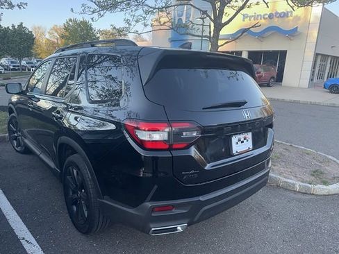 Used 2025 Honda Pilot Sport image 4