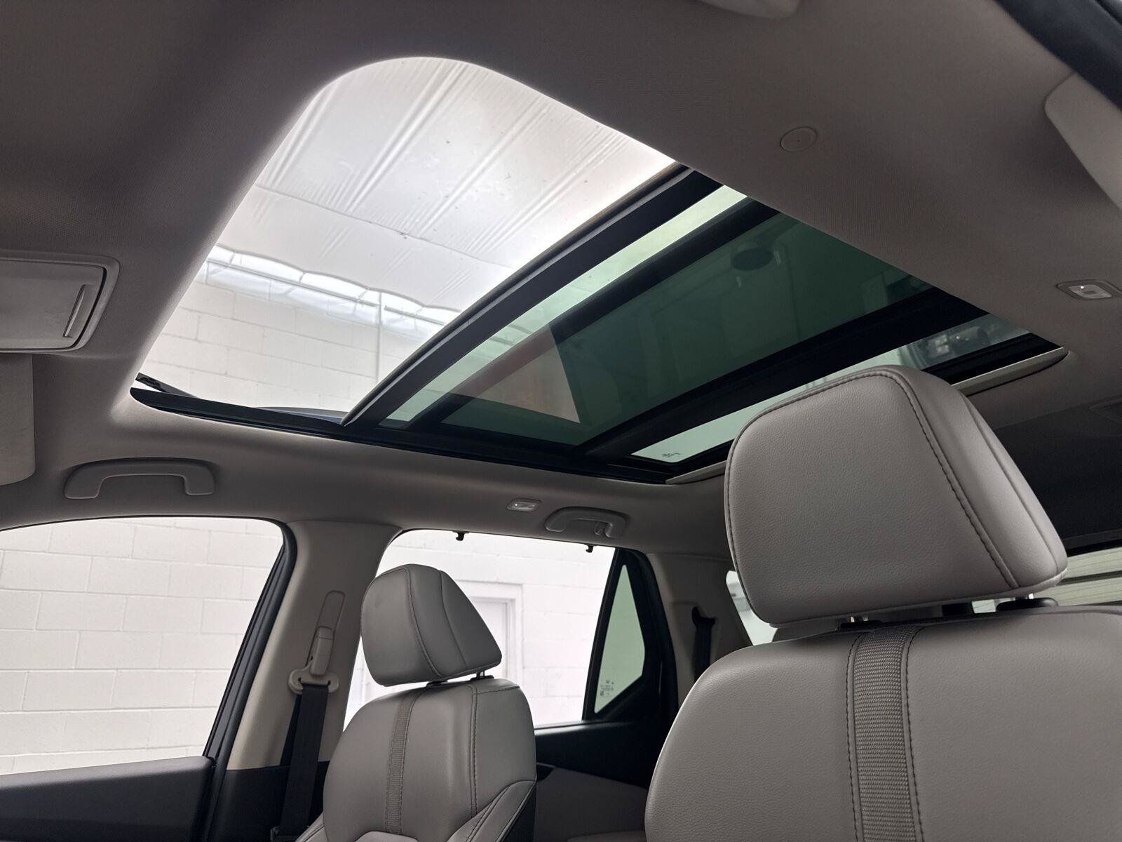 Used 2024 Honda Pilot Touring image 3