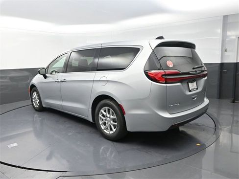 New 2026 Chrysler Pacifica Select image 5