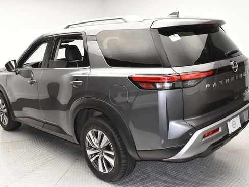 Used 2025 Nissan Pathfinder SL AWD/4WD image 7