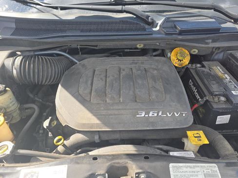 Used 2014 Chrysler Town & Country Touring image 18