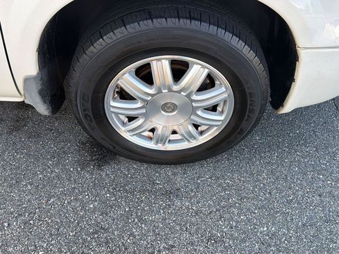 Used 2007 Chrysler Town & Country Touring FWD image 7