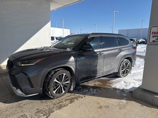Used 2022 Toyota Highlander XSE video 3
