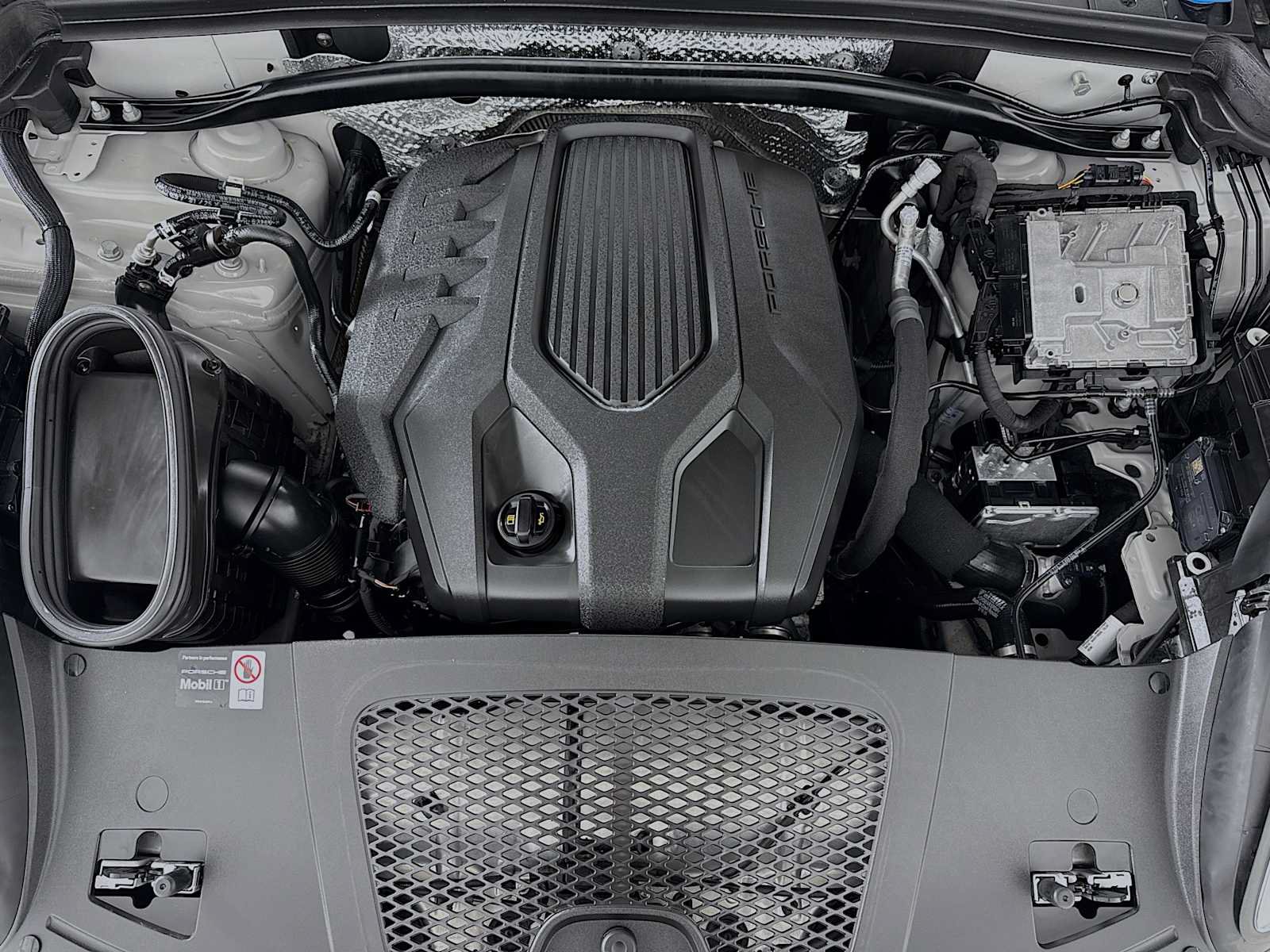 Certified 2026 Porsche Macan AWD/4WD image 31