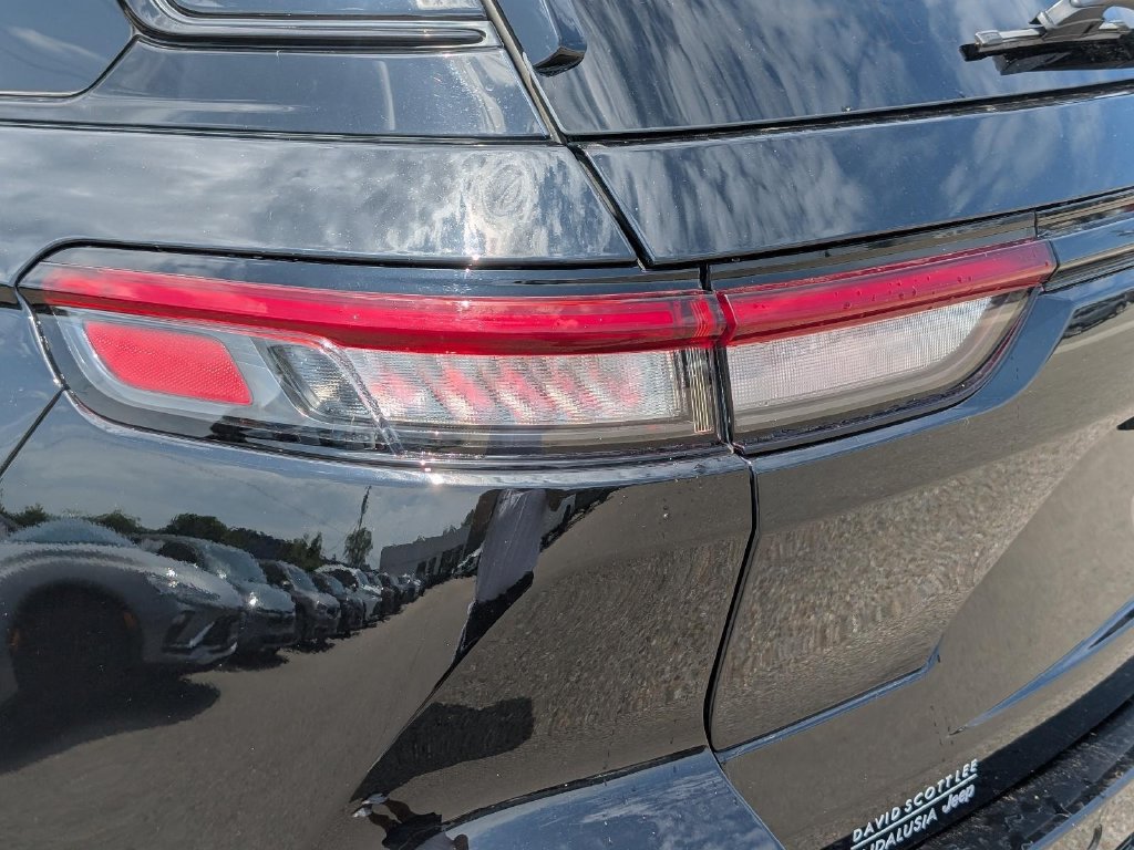 Used 2025 Jeep Grand Cherokee Altitude RWD image 11