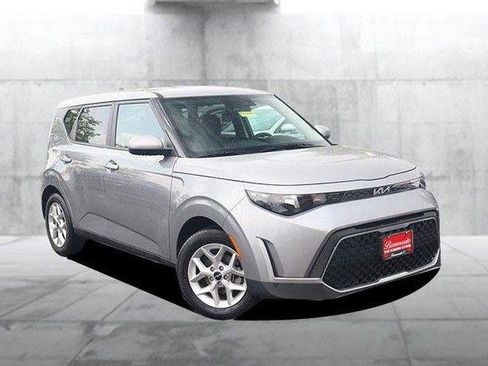 Used 2025 Kia Soul LX w/ LX Technology Package FWD image 2