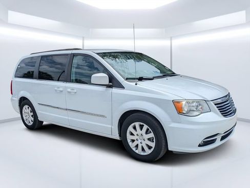 Used 2016 Chrysler Town & Country Touring FWD image 1