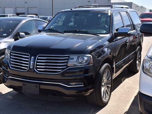 Used 2017 Lincoln Navigator Select image 2