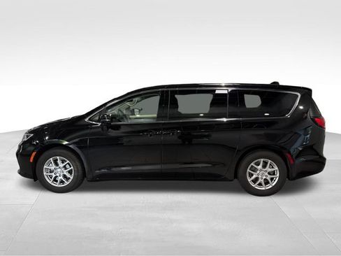 Used 2024 Chrysler Pacifica Touring-L FWD image 4